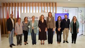 La consejera Ana Dávila durante la firma de un convenio con Pozuelo de Alarcón para extender el servicio de atención de adicciones tecnológicas