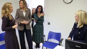 La consejera Ana Dávila durante la firma de un convenio con Pozuelo de Alarcón para extender el servicio de atención de adicciones tecnológicas