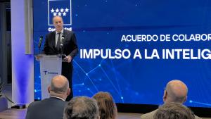 El consejero Miguel López-Valverde durante la firma con Telefónica de un convenio de colaboración para mejorar los servicios a los ciudadanos