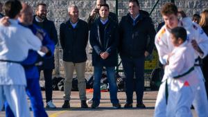 La Comunidad de Madrid invierte medio millón de euros para renovar la pista deportiva del colegio público de Valdilecha Emilio Viciana visita las pistas deportivas del colegio público Miguel de Cervantes de Valdilecha