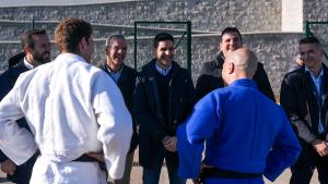 La Comunidad de Madrid invierte medio millón de euros para renovar la pista deportiva del colegio público de Valdilecha Emilio Viciana visita las pistas deportivas del colegio público Miguel de Cervantes de Valdilecha