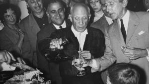 Picasso en una fiesta con amigos sirviendo vino
