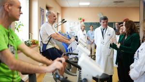 La consejera Fátima Matute durante su visita a la Unidad de Rehabilitación Cardiaca del Hospital Ramón y Cajal