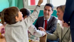 El consejero Emilio Viciana durante su visita a la sede de Pozuelo del Rey del Colegio Rural Agrupado Vega de Tajuña
