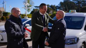 El consejero Jorge Rodrigo felicita con el sector del taxi