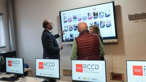 Miguel López-Valverde durante su visita al Centro de capacitación digital de Moralzarzal