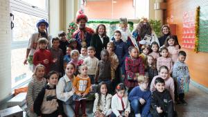 Fátima Matute con los Reyes Magos en la visita  al hospital en Alcalá de Henares
