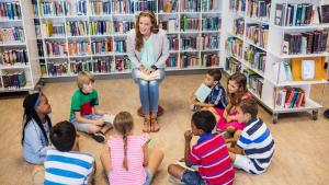 grupos de niños en una biblioteca