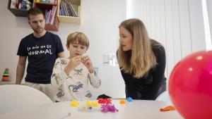 La Comunidad de Madrid adelanta las ayudas de 2025 para financiar tratamientos de Atención Temprana a menores de 0 a 6 años Ana Dávila durante su visita al nuevo centro de Atención Temprana de la Fundación Pegasus