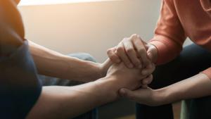 primer plano de las manos enlazadas de dos personas