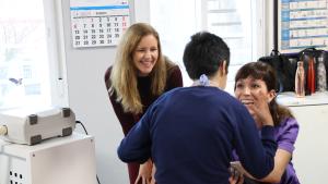 La Comunidad de Madrid invierte 1,2 millones en un centro de referencia que atiende de forma integral a personas con parálisis cerebral severa La consejera Dávila