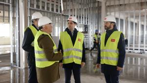 El consejero Emilio Viciana durante su visita a las obras de construcción del colegio público de El Cañaveral
