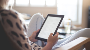 Imagen de una persona leyendo un libro electrónico