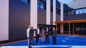 El consejero Emilio Viciana durante su visita a la ampliación del Colegio Público Virgen de la Oliva en Anchuelo