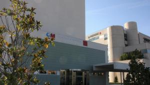 Entrada del  edificio oncológico del Hospital Universitario de Fuenalbrada
