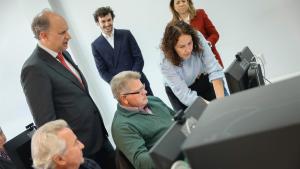 El consejero Miguel López-Valverde durante su visita al Centro de Capacitación Digital de San Sebastián de los Reyes