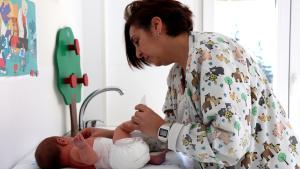 Trabajadores del Hospital Público El Escoriala atendiendo a un bebé