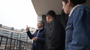 Rodrigo entrega las llaves a los inquilinos de 156 nuevas viviendas del Plan Vive en Alcalá de Henares El consejero Jorge Rodrigo con los inquilinos de las nuevas viviendas del Plan Vive en Alcalá de Henares