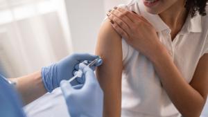 Profesional sanitario administrando una vacuna