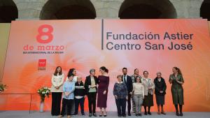 Isabel Diaz Ayuso con un grupo de personas delante de un cartel de la Fundación Astier Centro San José