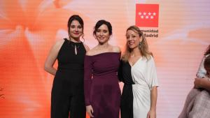 Isabel Diaz Ayuso posando con otras dos mujeres