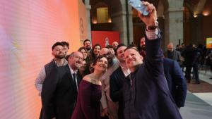 Isabel Diaz Ayuso con un grupo de  personas haciendose un selfie