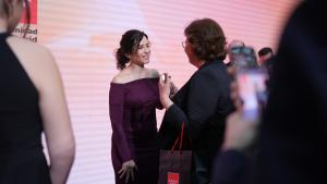 Isabel Diaz Ayuso hablando con otra mujer