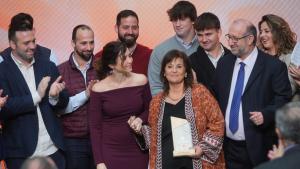 Isabel Diaz Ayuso con un grupo de personas aplaudiendo