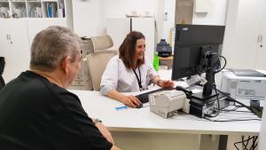 Paciente y administrativo en la nueva UAU del Vicente Soldevilla
