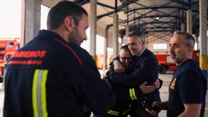 El consejero Carlos Novillo durante su visita al Parque de bomberos de Fuenlabrada