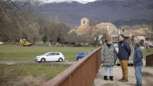 Vista del pueblo en la distancia y en primer plano Consejero y otras personas