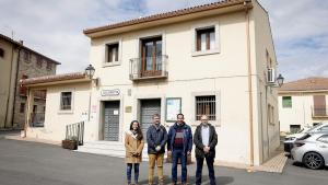 Posando frente a una casa del pueblo
