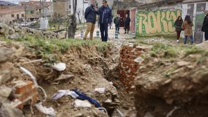 Brecha en el campo provocada por las lluvias