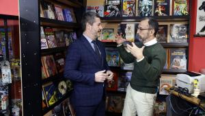 El consejero Mariano de Paco Serrano durante su visita a la Librería Elektra
