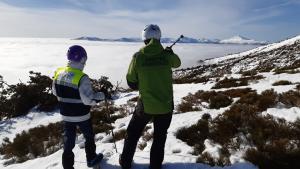 Agentes Forestales observando la nieve para evitar aludes
