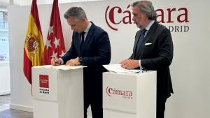 El consejero Carlos Novillo durante la firma de un protocolo de colaboración con la Cámara Oficial de Comercio, Industria y Servicios de Madrid