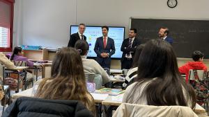 El consejero Emilio Viciana durante su visita al nuevo IES de El Boalo