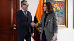 Díaz Ayuso firma en Quito la acreditación profesional de ecuatorianos en Madrid para “atraer grandes profesionales a su otra casa”