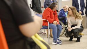 La consejera Ana Dávila durante su visita a la Residencia Colisée de Villanueva del Pardillo