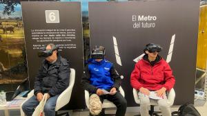 Tres personas con gafas de realidad virtual