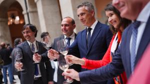 La Comunidad de Madrid reúne a 28 productores en la XXIV edición de su Salón de los Vinos El consejero Novillo