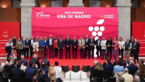 La Comunidad de Madrid reúne a 28 productores en la XXIV edición de su Salón de los Vinos El consejero Novillo