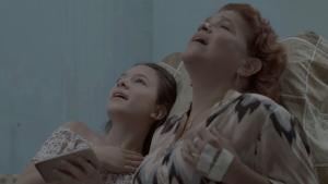 Fotograma de una mujer y una mujer recostadas