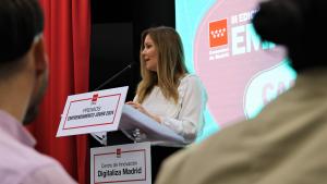 Dávila entrega los Premios Emprendimiento Joven Carné Joven La consejera Ana Dávila durante la entrega de los Premios Emprendimiento Joven Carné Joven