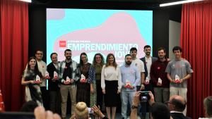 Dávila entrega los Premios Emprendimiento Joven Carné Joven La consejera Ana Dávila durante la entrega de los Premios Emprendimiento Joven Carné Joven
