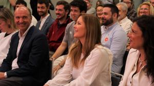 Dávila entrega los Premios Emprendimiento Joven Carné Joven La consejera Ana Dávila durante la entrega de los Premios Emprendimiento Joven Carné Joven