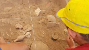 Jóvenes y niños participando en el programa Arqueólogos por un Día