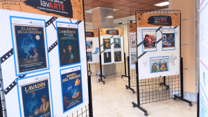 expositores con carteles