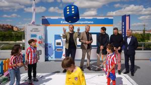 Jorge Rodrigo durante su visita al estand de Metro por el Día del Niño organizado por el Atlético de Madrid