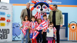 Jorge Rodrigo durante su visita al estand de Metro por el Día del Niño organizado por el Atlético de Madrid